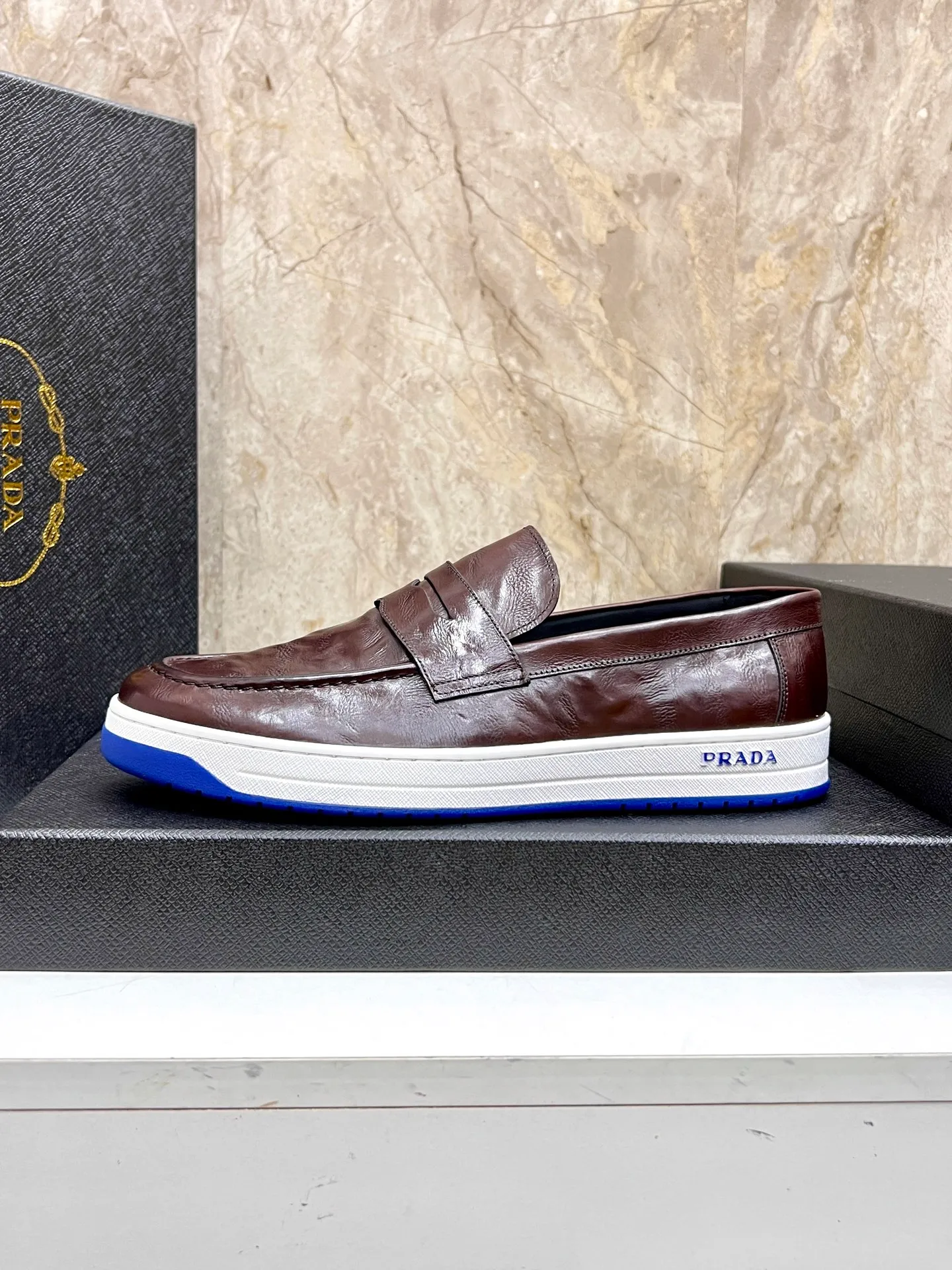 💰620 Prada classic men’s lace-up casual shoes｜Imported cowhide upper｜Layered stitching design on the upper Lightweight and breathable｜Soft and comfortable｜PRADA letters on the side｜Distinctive sporty style Showing the brand style｜Lightweight embossed rubber sole｜With cowhide foot pad lining｜Excellent foot feel Fashionable and elegant｜Size: 38-44 (customized at 45)